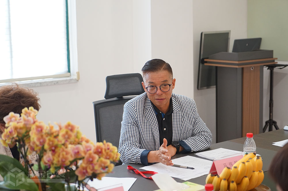 大會(huì)主持人宣讀 2022 年年度股東大會(huì)決議（草案）.JPG